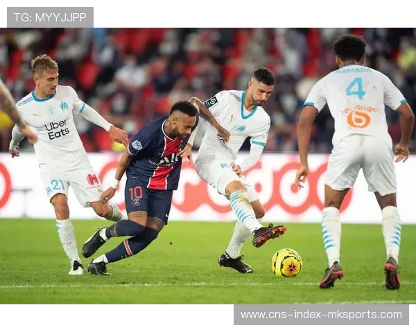 法甲巴黎核心中场传球到位,进攻持续延展：空间被精准打开的战术之美