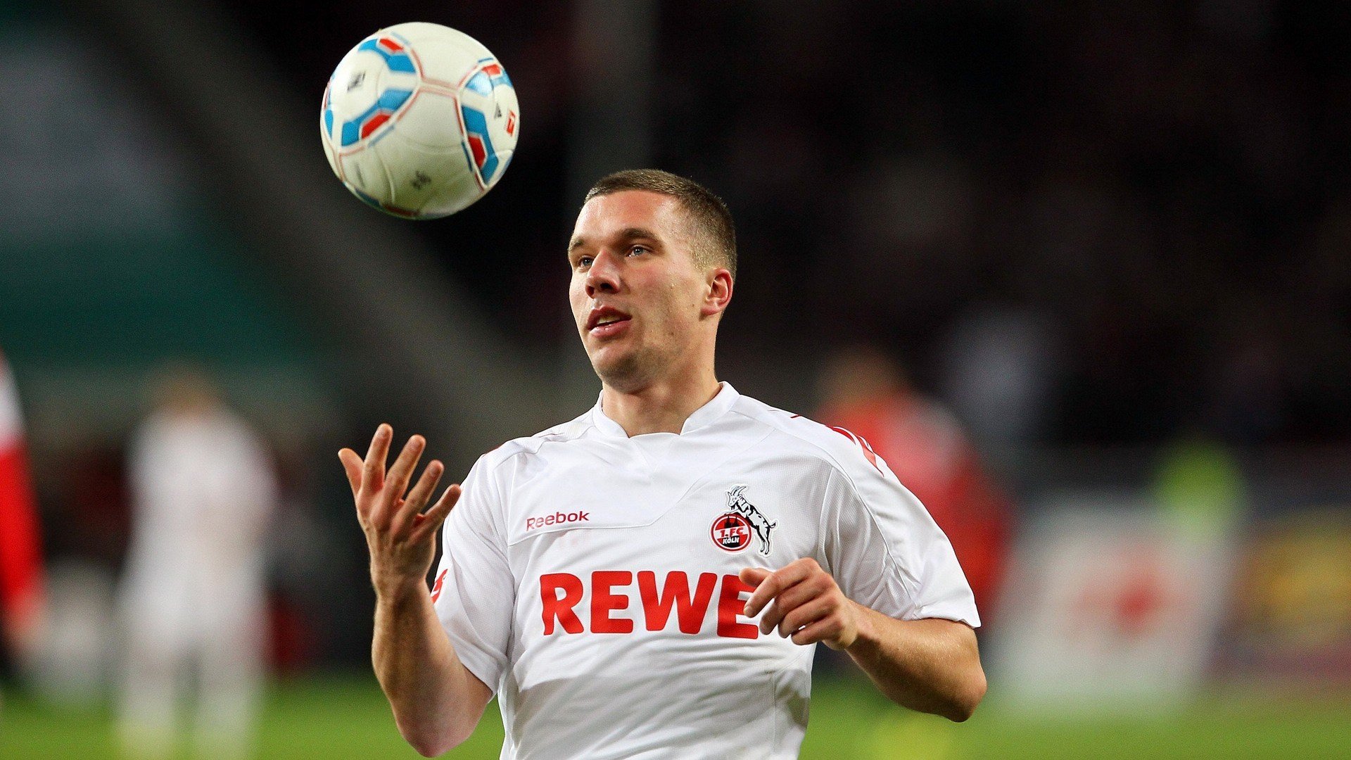 勒沃库森快节奏控球切入禁区制造机会，勒沃库森首发